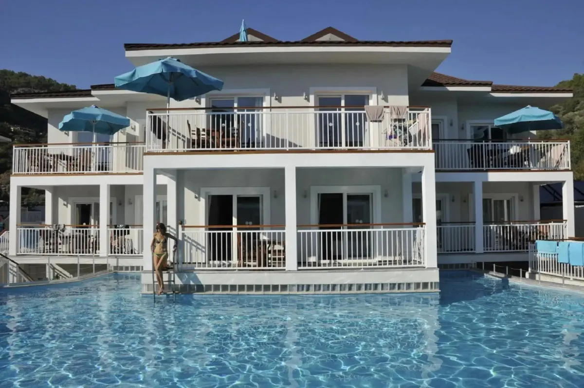 Hillside hotel arrival and travel planning